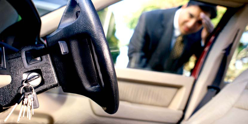 cilingir-servisi Oto çilingir nedir?nerede gerekli? Ücretler nasıl belirlenir? Hangi araçları kullanıyor?Bir oto çilingir, araba kilitlerini ve anahtarlarını tamir etme veya değiştirme konusunda uzmanlaşmış bir profesyoneldir.